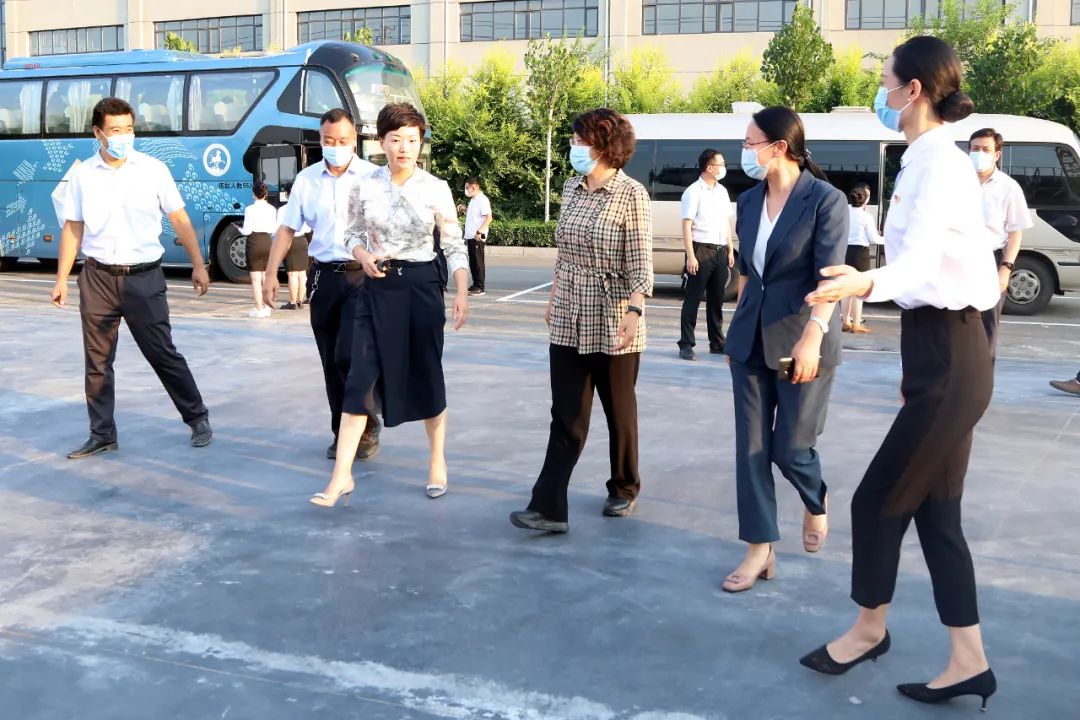 邢台市市长宋华英一行莅临QY国际三期观摩指导